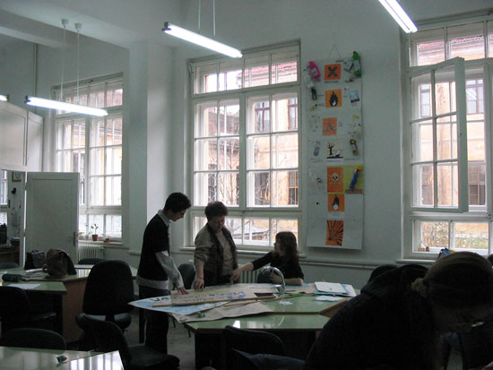 Plakátkészítés a kémialaborban